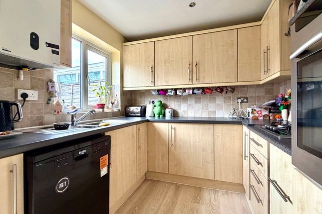 28, John Gunn Close, Chard photo 3