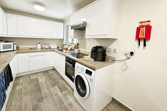 Room 3, 7, Fairview Avenue, Surrey photo 5