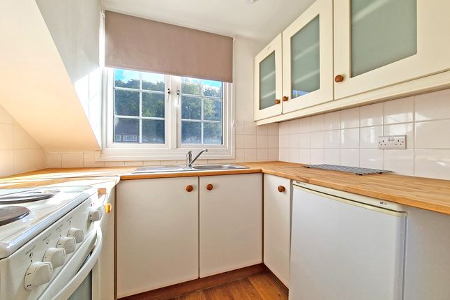 Flat 5, 128, Lion Lane, Surrey photo 3
