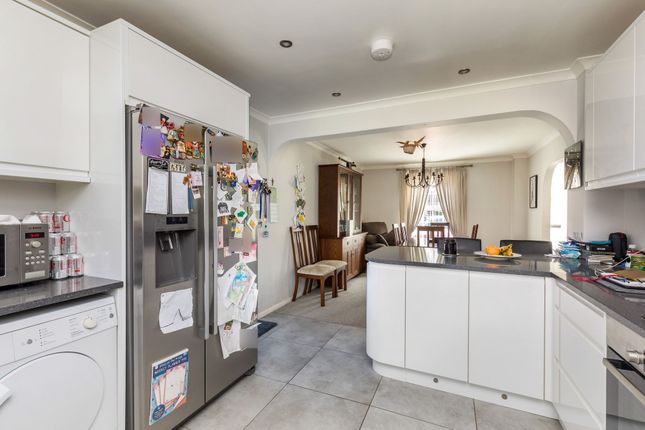 30 Tiltwood Drive, Crawley photo 2