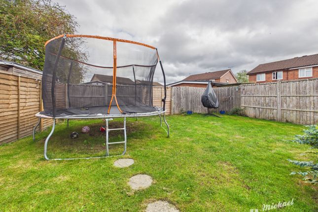 13 Eeles Close, Aylesbury photo 3