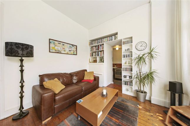 Flat for sale in Elder Avenue, London