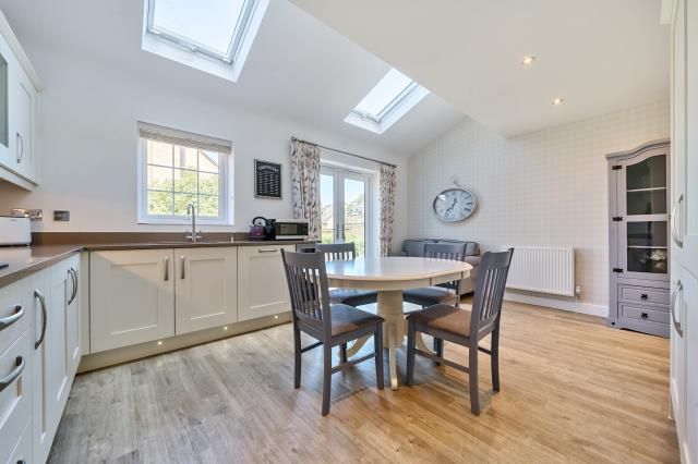 13, Skylark Way, Witney photo 4