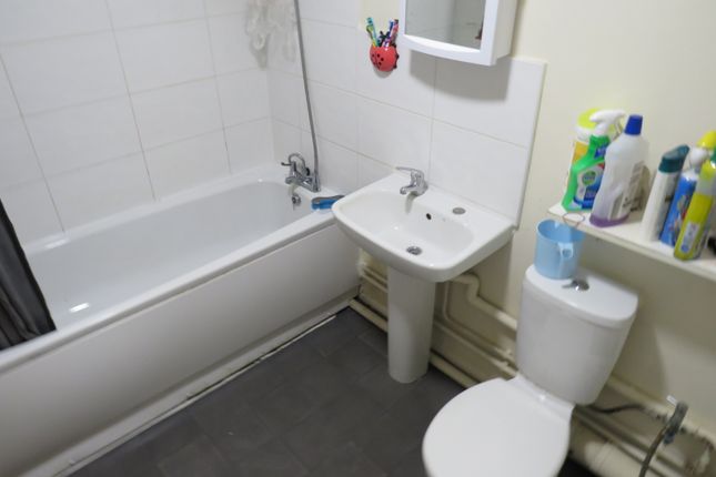 Flat to rent in Pempath Place, Wembley