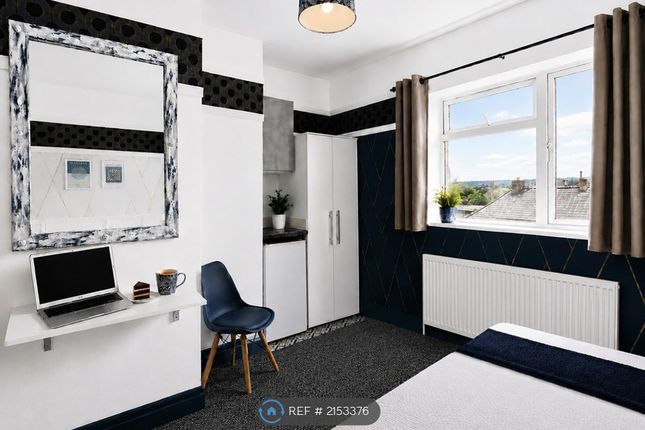 Room   Spring Terrace, New Bank, Halifax photo 2