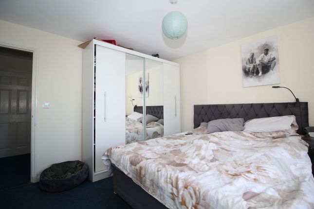 93A Upminster Road South, Rainham photo 5