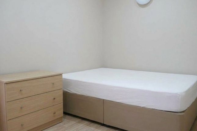G18JK120510,, Clifton Park Avenue, Raynes Park photo 5