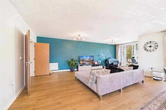Flat 11,, Gresham House, Gresham Park Road, Woking,, London photo 3