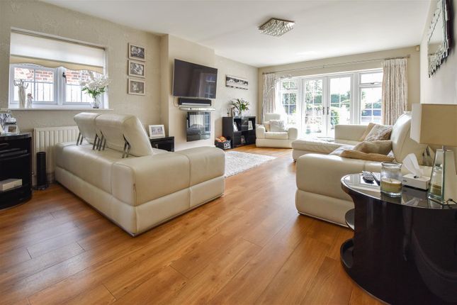 Dometo, Hook End Road, Brentwood photo 2