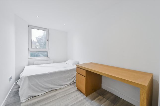 Mayford Estate, Oakleigh Square, London photo 3