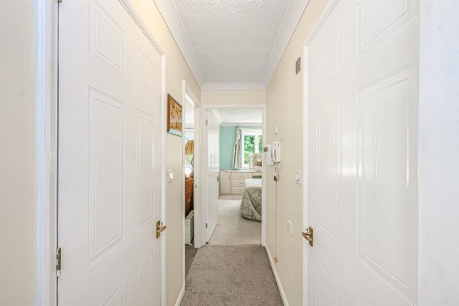 13, Kingswood Court, Chingford photo 2