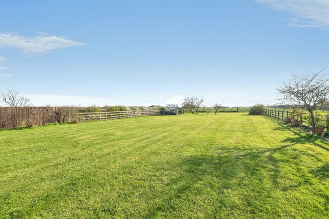 3, Horseshoes Close, Aylesbury photo 2