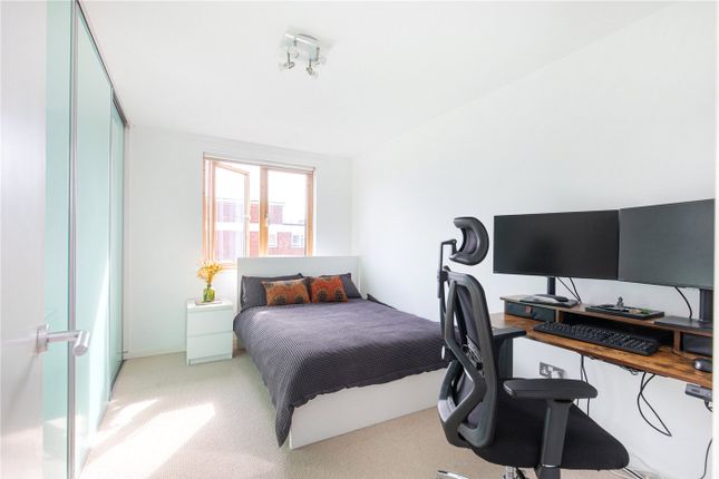 Flat to rent in Cremer Street, London