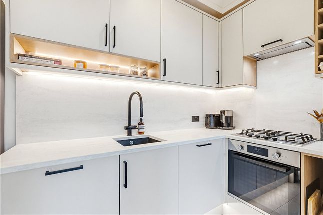 Flat A, 179, Trinity Road, London photo 4