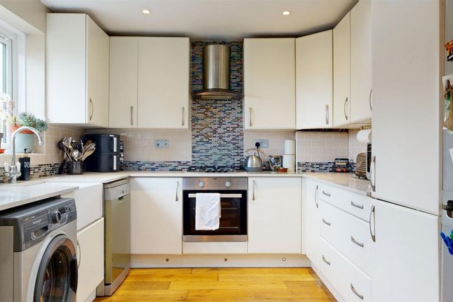 2, Caernarvon Close, Dorchester photo 2