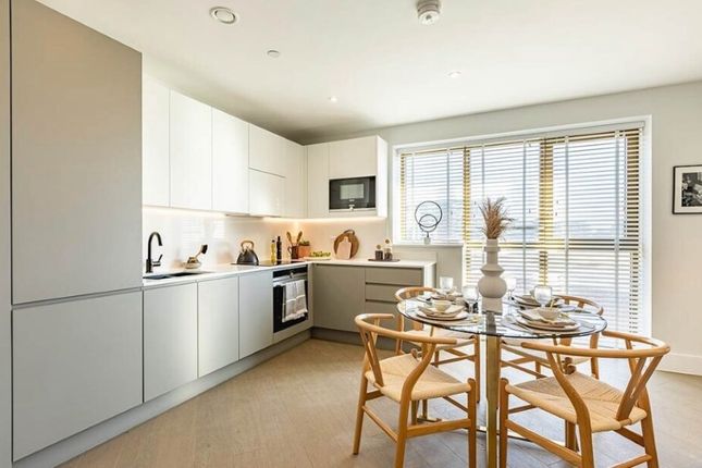 307 Hive House, Verdo, Kew Bridge, London photo 3