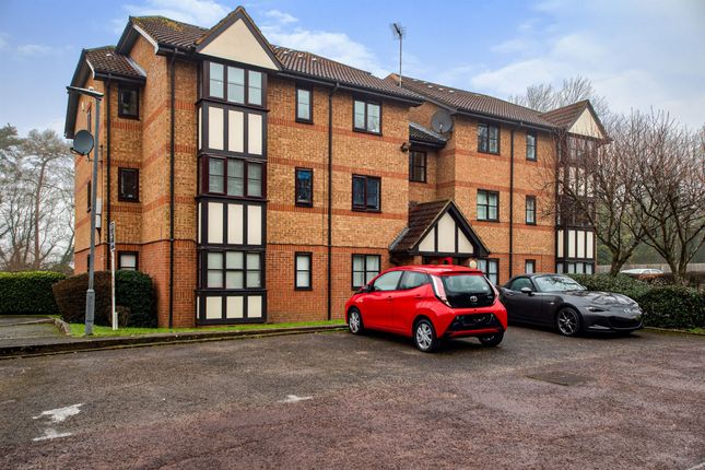 Thumbnail Flat for sale in Osprey Close, Falcon Way, Watford