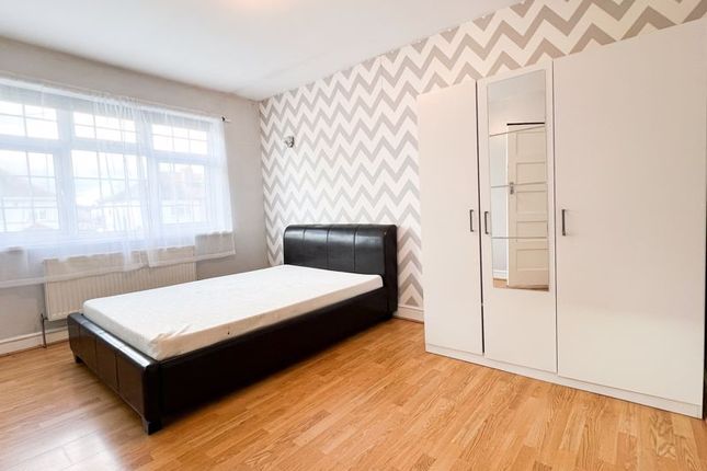 Thumbnail Room to rent in Double Room, Kingshill Avenue, Northolt