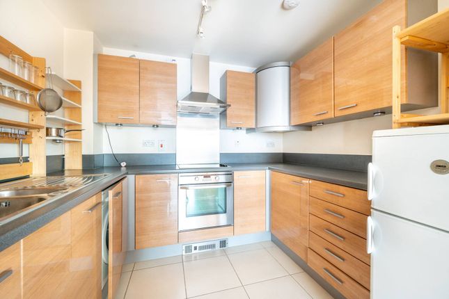 Flat to rent in The Lock Building, Stratford, London