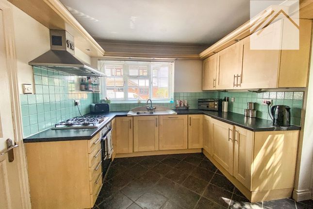 16 Prince William Avenue, Canvey Island photo 3