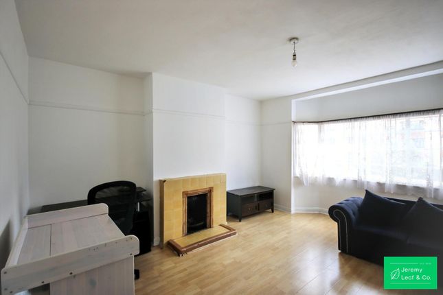 22, The Lindens, Friern Park, London photo 3