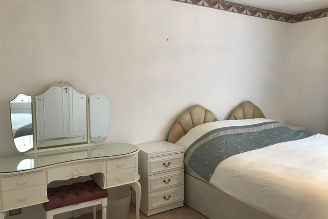 Flat 3, Thornbury, Prince Of Wales Close, London photo 4