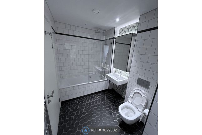 Flat, Grantham House Botanic Square, London photo 5