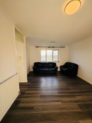 12, Laurel Park, Harrow Weald photo 3