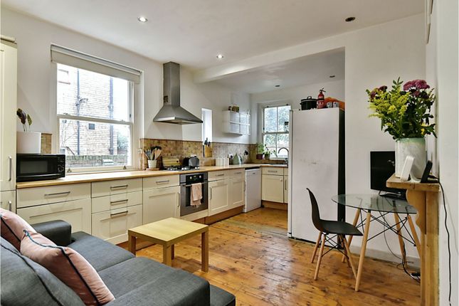 Thumbnail Flat for sale in Kings Avenue, Clapham Park