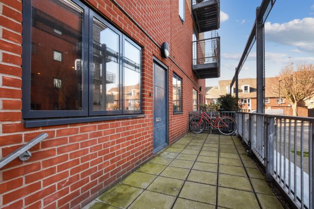 Flat to rent in Clayton Crescent, Islington
