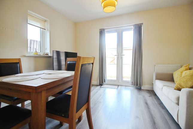 25 Trowbridge Close, Swindon photo 4