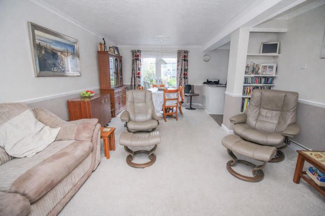 7, Spruce Hill, Harlow photo 2