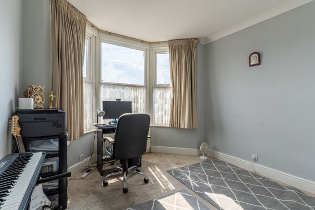 32 Burnham Road, Dartford, Kent photo 3