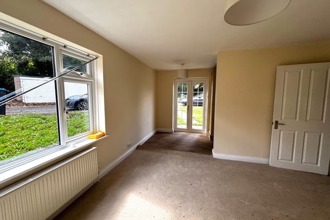 11, Douglas Gardens, BERKHAMSTED photo 3
