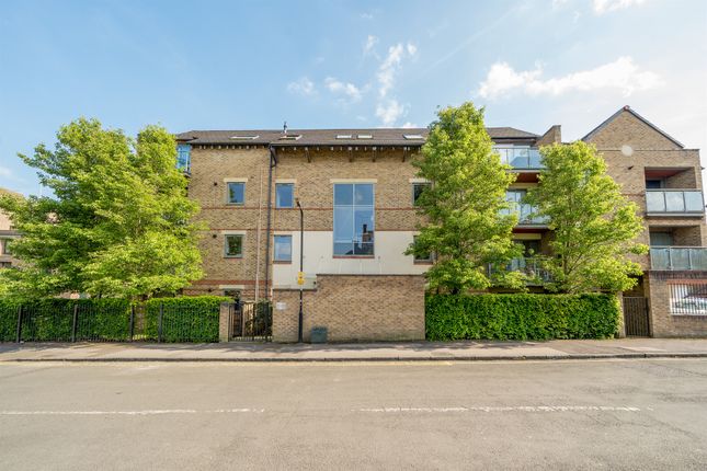 Thumbnail Flat for sale in The Crescent, Maidenhead