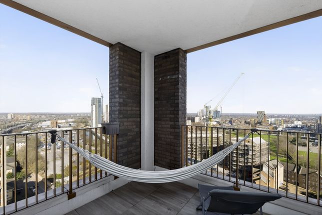 Flat 1402/Teal Point, 8 Drydock Square, Barking photo 3