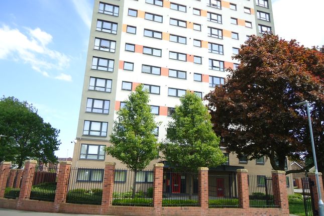 Flat to rent in Meynell Heights, Holbeck, Leeds