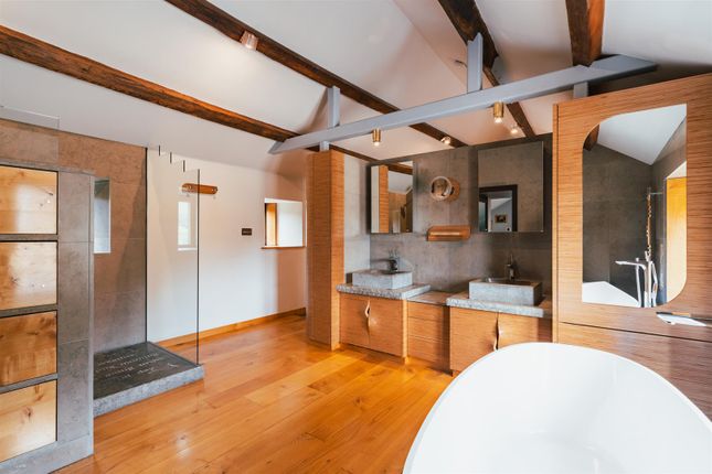 Master En-Suite Bathroom