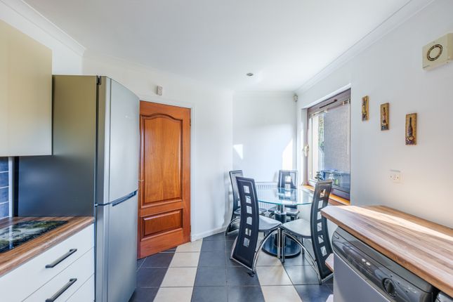 6 Clyde Court, Carluke photo 5