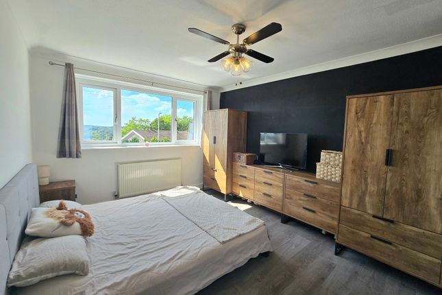 16 Woodside Avenue, Bridgend photo 4
