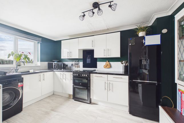 115 Garratts Way, High Wycombe photo 3