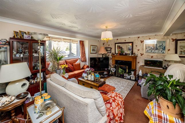 77, Croft Gardens, Huddersfield photo 4