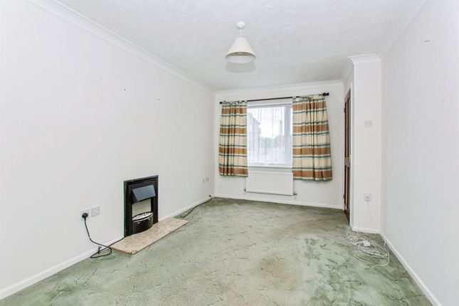 32, Henry Warby Avenue, Wisbech photo 3