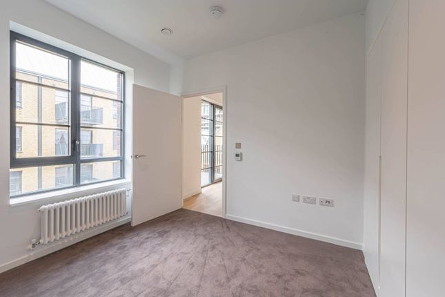 Flat to rent in Agar House, Canary Wharf, London