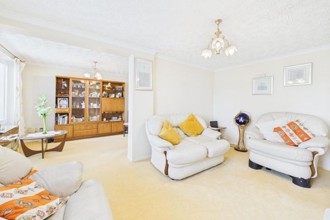 102, Heol-Y-Bardd, Bridgend photo 4