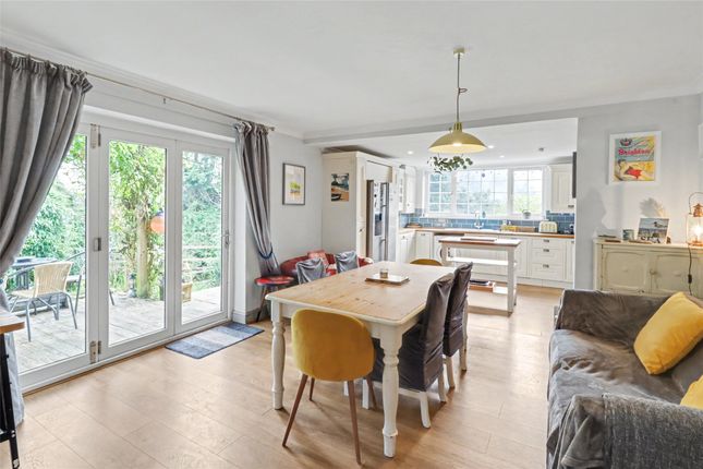 8 London Court,, Lynton Road, Ilfracombe photo 4