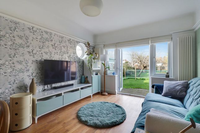 7 Hinchley Way, Esher photo 2
