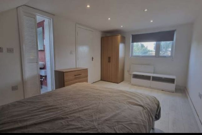42 Mill Farm Crescent,, Mill Farm Crescent, Hounslow photo 5