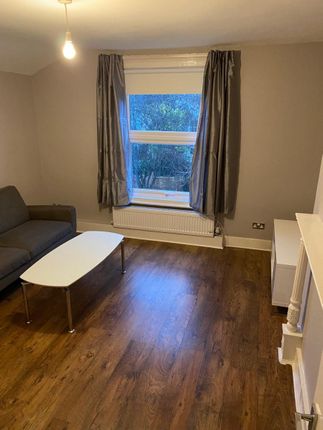 Flat to rent in Melrose Avenue, London