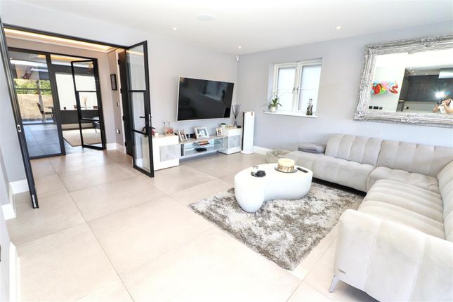 9, Bridle Close, Borehamwood photo 3